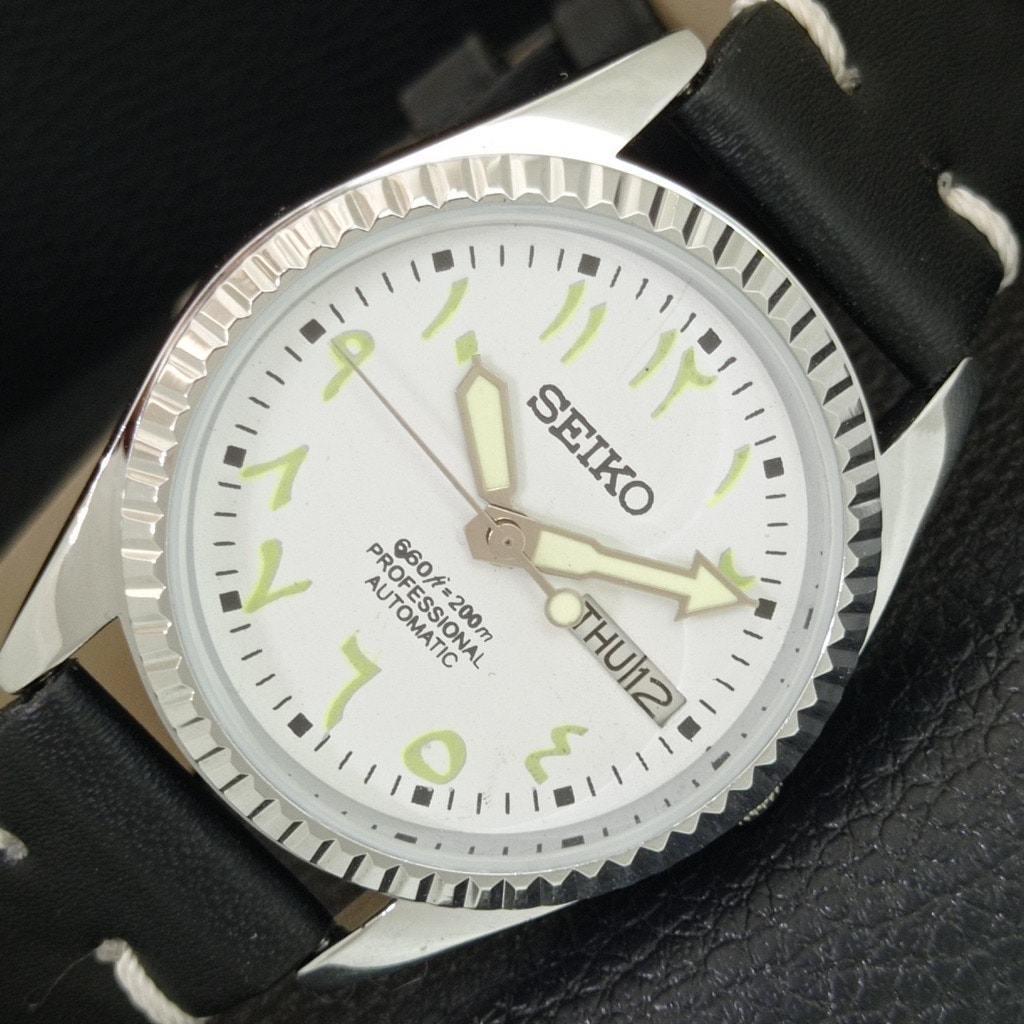 Vintage 1980 Seiko Automatic Mens Silver Watch WDaydate  Green Accents